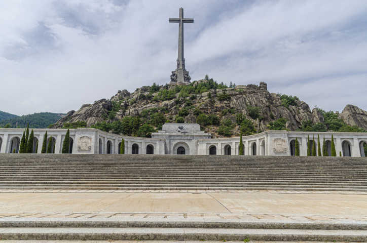 102 - Comunidad de Madrid - San Lorenzo del Escorial - Valle de Los Caidos - basilica y cruz